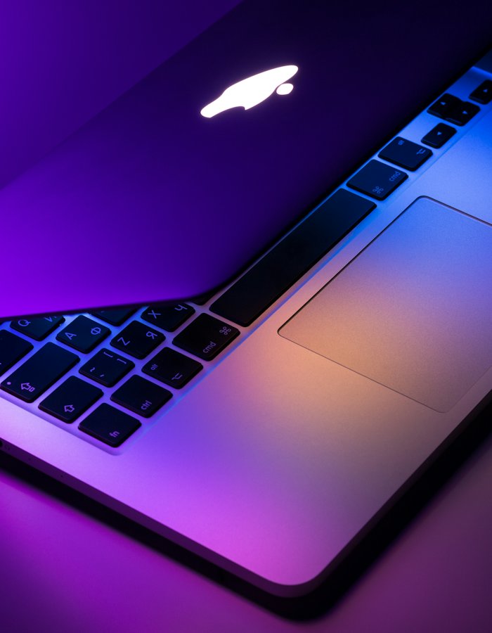 Laptop in paars licht
